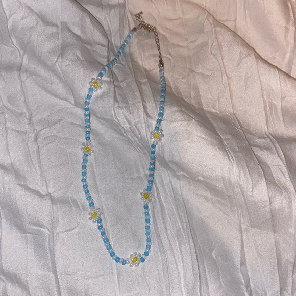 Beeded flower necklace - Picture 2 of 2